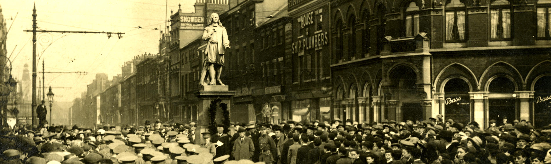 Crowds at the Marvell Statue during the 300 anniversary celebrations in 1921